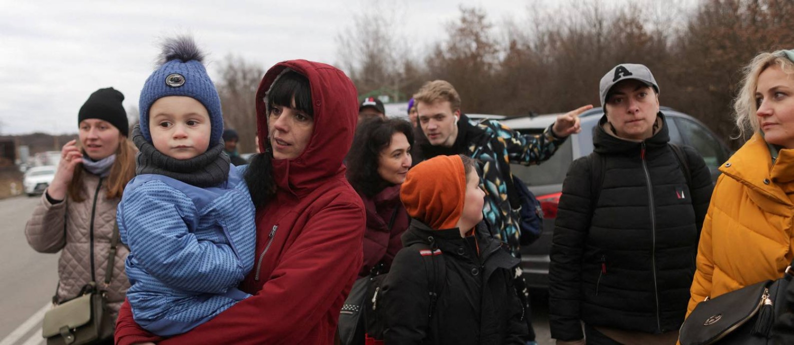 Pessoas fugindo da invasão da Rússia na Ucrânia aguardam transporte após chegarem na Eslováquia Foto: Lukasz Glowala / Reuters