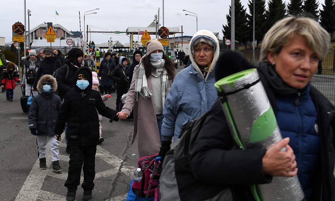 Refugiados ucranianos cruzam a fronteira para a Polônia, em Korczowa Foto: OLIVIER DOULIERY / AFP/05-03-2022