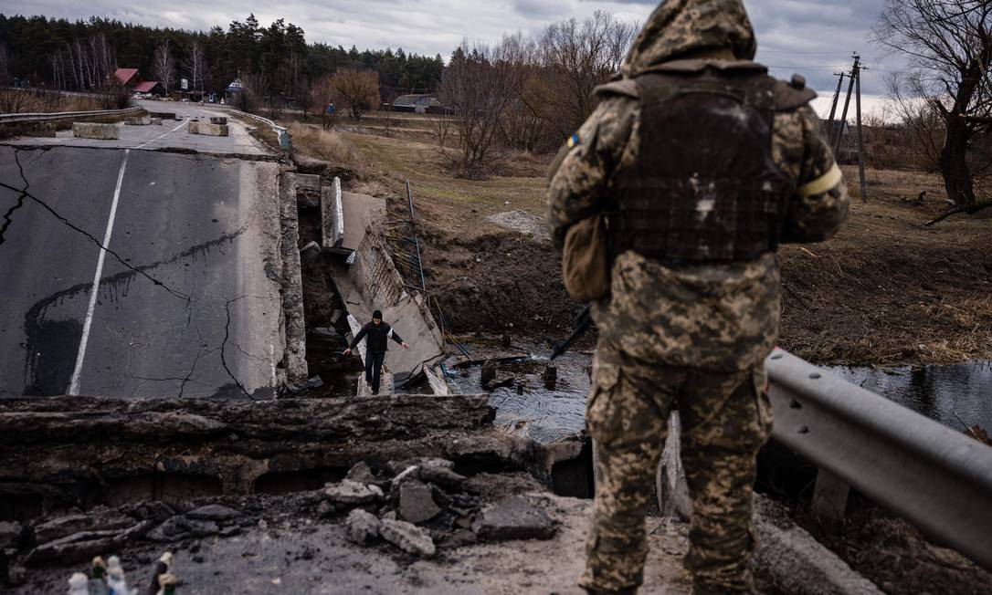 Soldado ucraniano observa terra arrasada Foto: DIMITAR DILKOFF / AFP / AFP