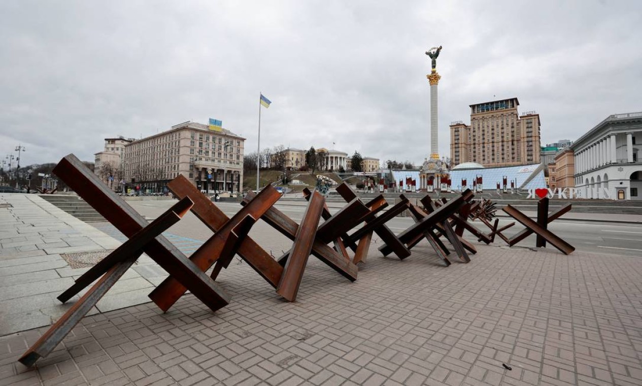 Obstáculos antitanques montados durante o conflito Ucrânia-Rússia na Praça da Independência, no centro de Kiev Foto: SERHII NUZHNENKO / REUTERS