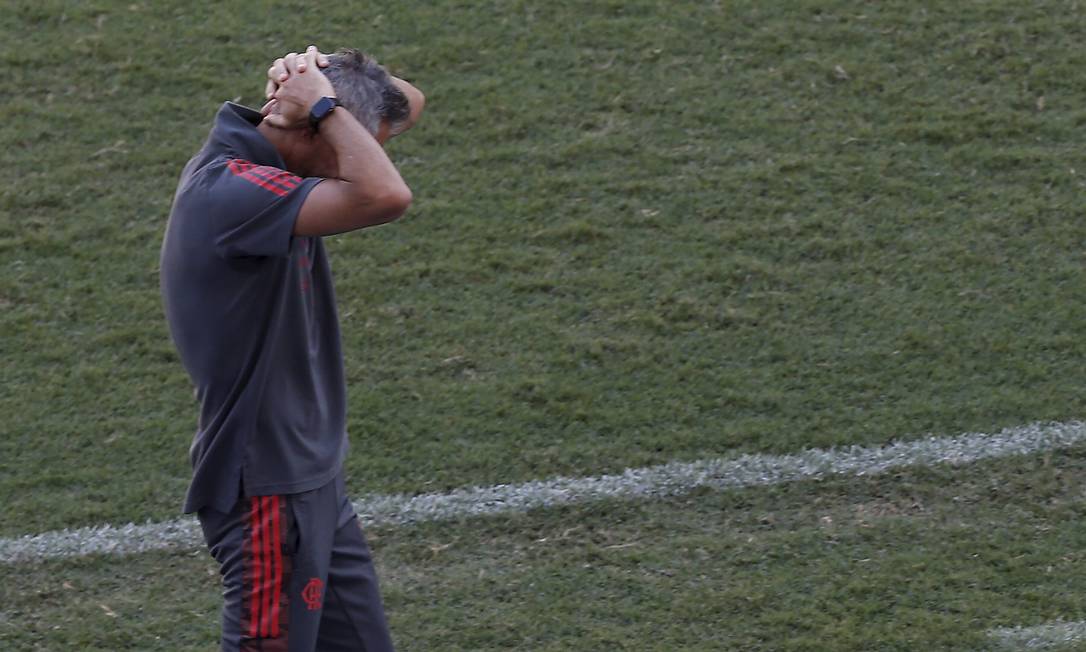 Paulo Sousa ainda busca melhores atuações com o Flamengo Foto: MARCELO THEOBALD / Agência O Globo
