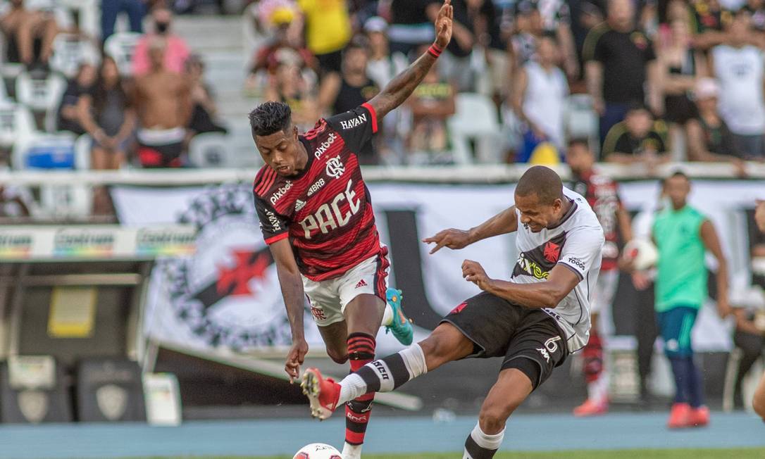 Edimar (Vasco) e Bruno Henrique (Flamengo) disputam jogada no Nilton Santos Foto: Ofotográfico / Agência O Globo