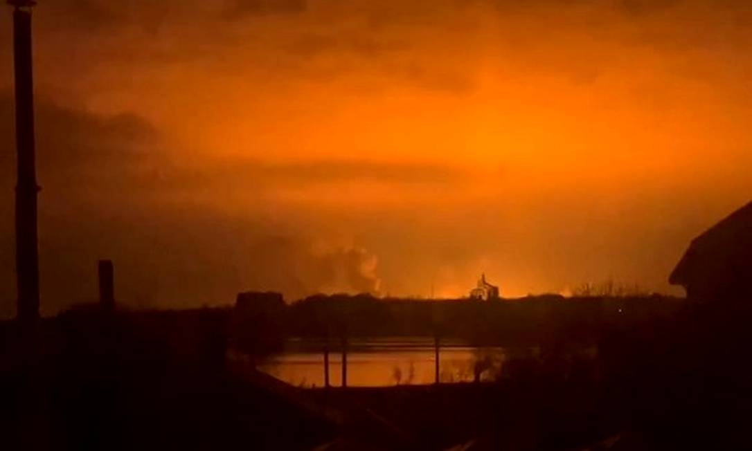 Bombardeio russo ilumina o céu da cidade portuária de Mykolaiv Foto: Reprodução de vídeo