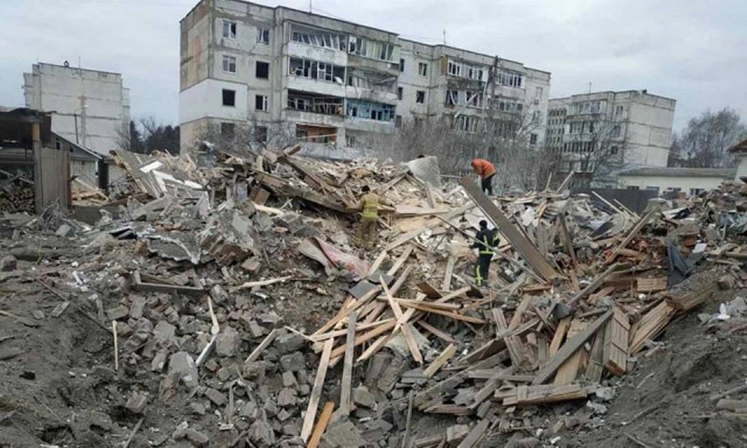 Destruição em Zhytomyr, Ucrânia, em meio a invasão da Rússia no país Foto: UKRAINE STATE EMERGENCY SERVICE / via REUTERS