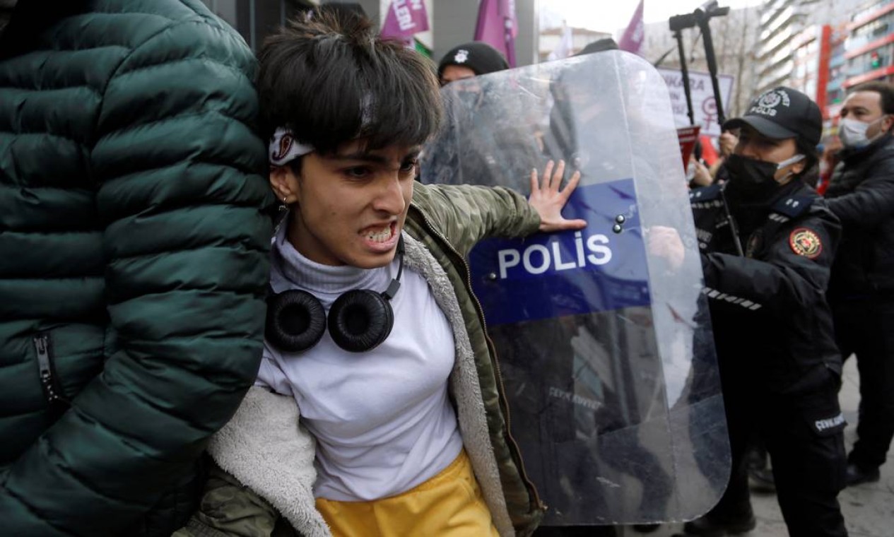 Manifestante briga com a tropa de choque durante comício antes do Dia Internacional da Mulher, em Ancara, Turquia Foto: CAGLA GURDOGAN / REUTERS