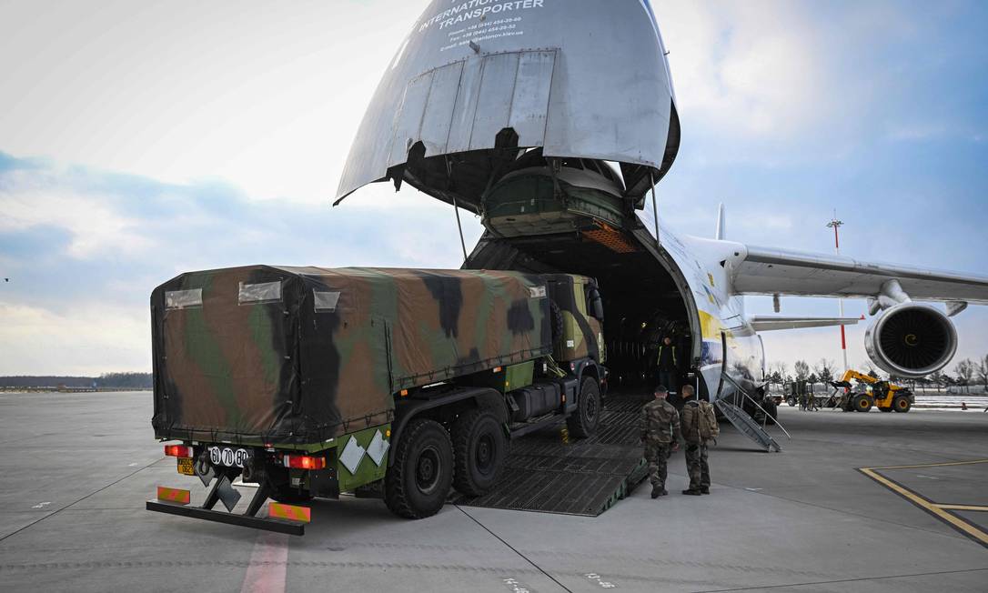 Equipamento militar francês em um avião de carga na Base Aérea Mihail Kogalniceanu, perto de Constanta, Romênia Foto: Daniel Mihailescu / AFP