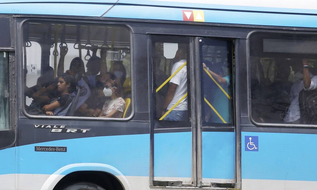 Passageiros se deslocando no BRT Foto: Fabiano Rocha / Arquivo / Agência O Globo