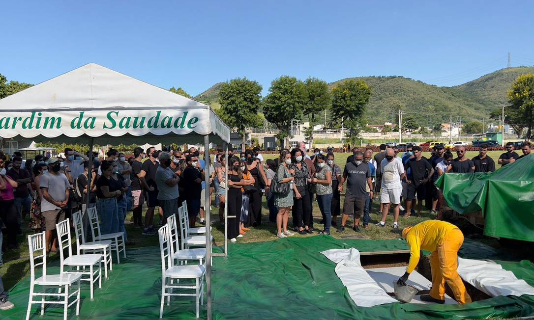 Amigos e familiares da vítima acompanharam o sepultamento no Jardim da Saudade Foto: Ana Branco / Agência O Globo