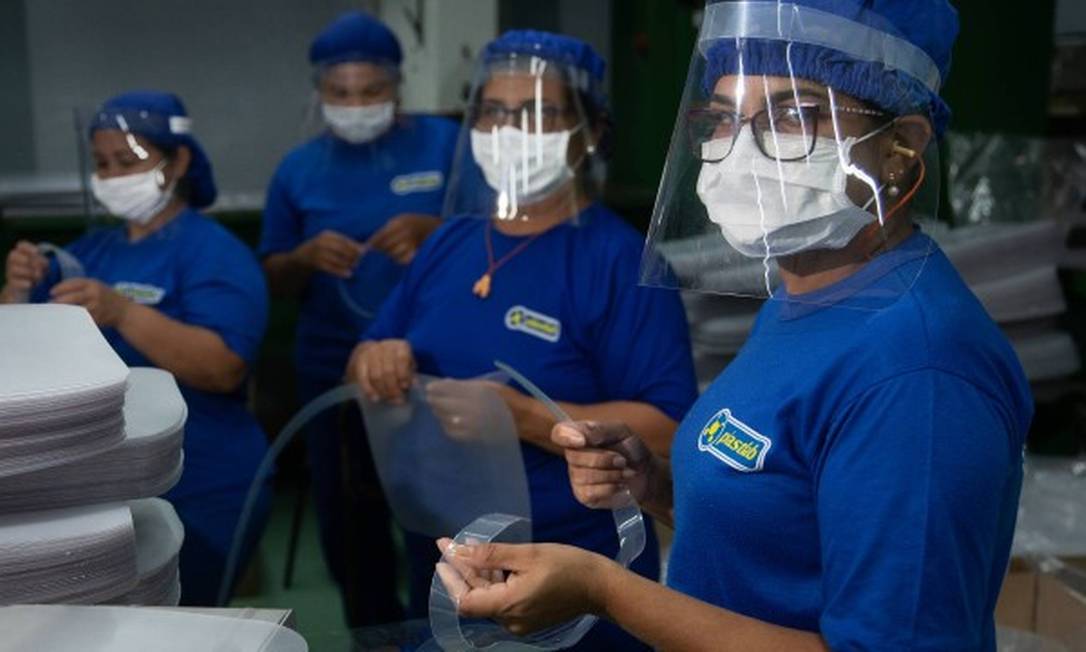 Empresas vão decidir se continuam a exigir o uso de máscaras em locais fechados Foto: Roberto Moreyra / O Globo 