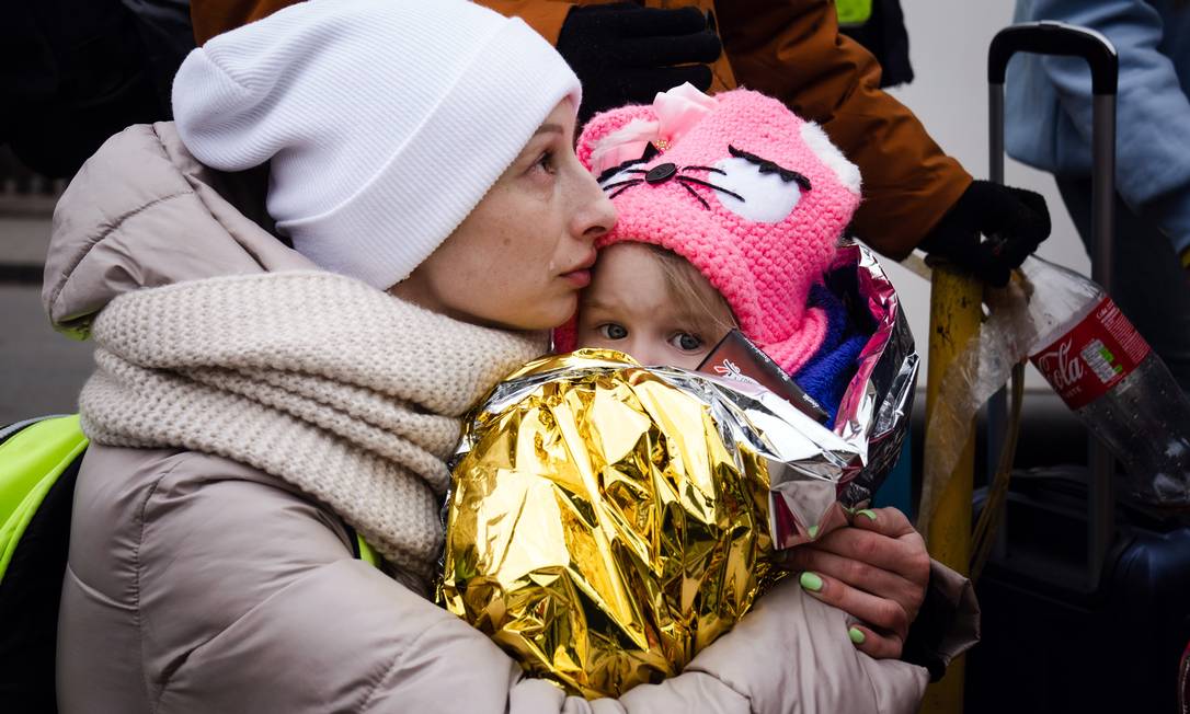 Refugiada ucraniana chora abraçada à filha depois de chegar a Medyka, na Polônia Foto: ERIN SCHAFF / NYT/07-03-2022