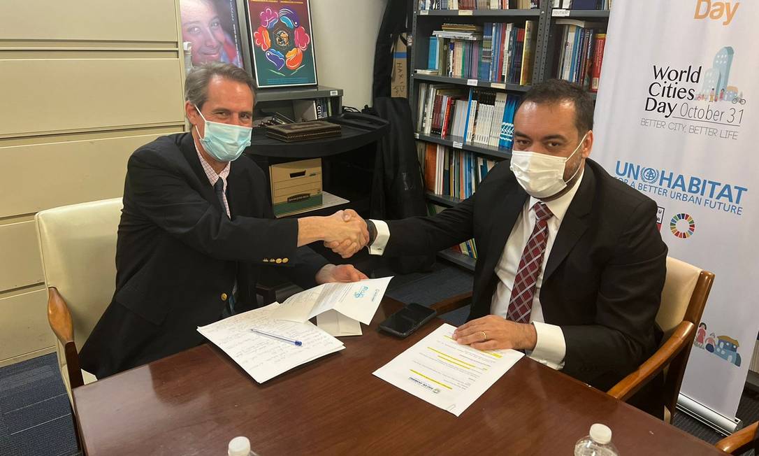 Governador Cláudio Castro fecha acordo com diretor da ONU Habitat em Nova Iorque, Chris William Foto: Divulgação