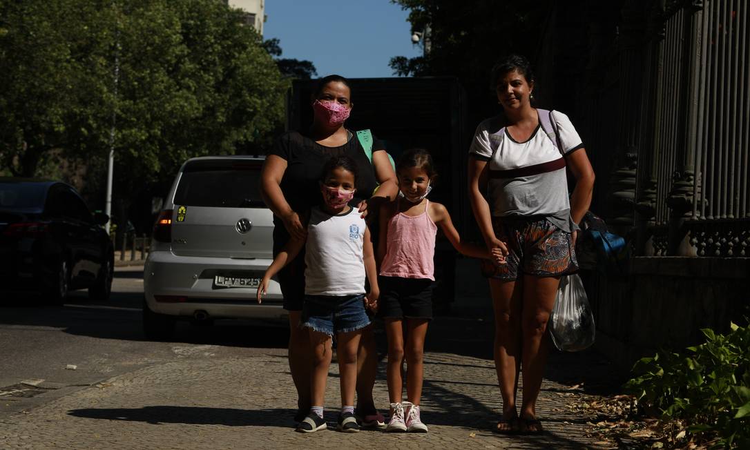 Fabiane Ramos, com a filha, e Francisca Santos, mãe de Maiara, na saída da Escola Anne Frank, em Laranjeiras Foto: Brenno Carvalho / Agência O Globo