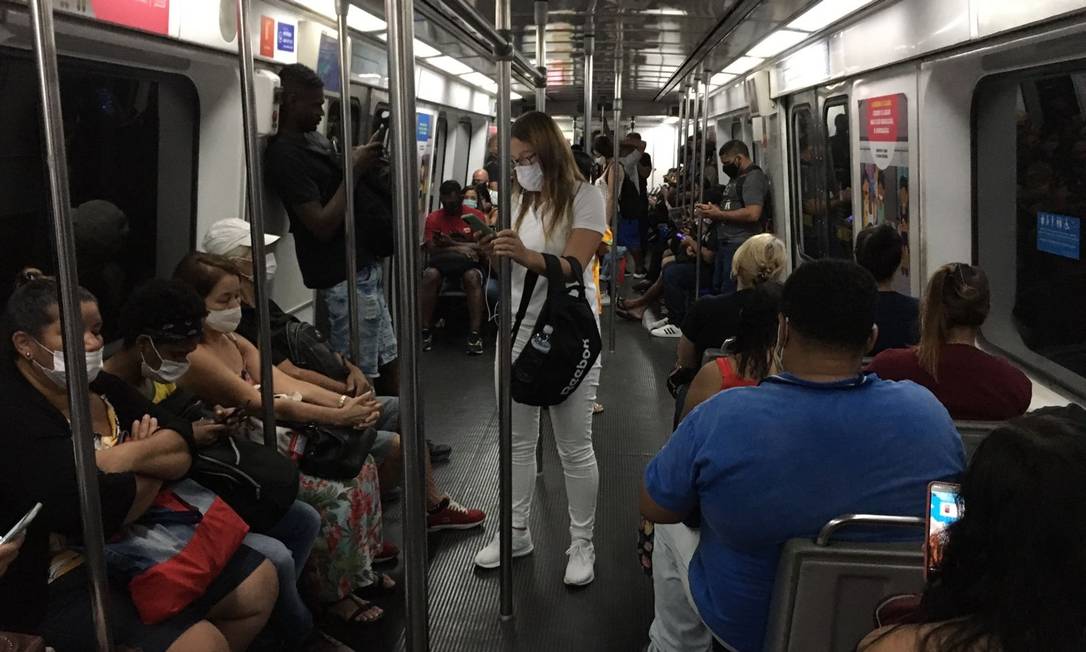 Em vagão do metrô, quase todos os passageiros usam a máscara, item que deixou de ser obrigatório após decreto da prefeitura Foto: Rafael Nascimento de Souza