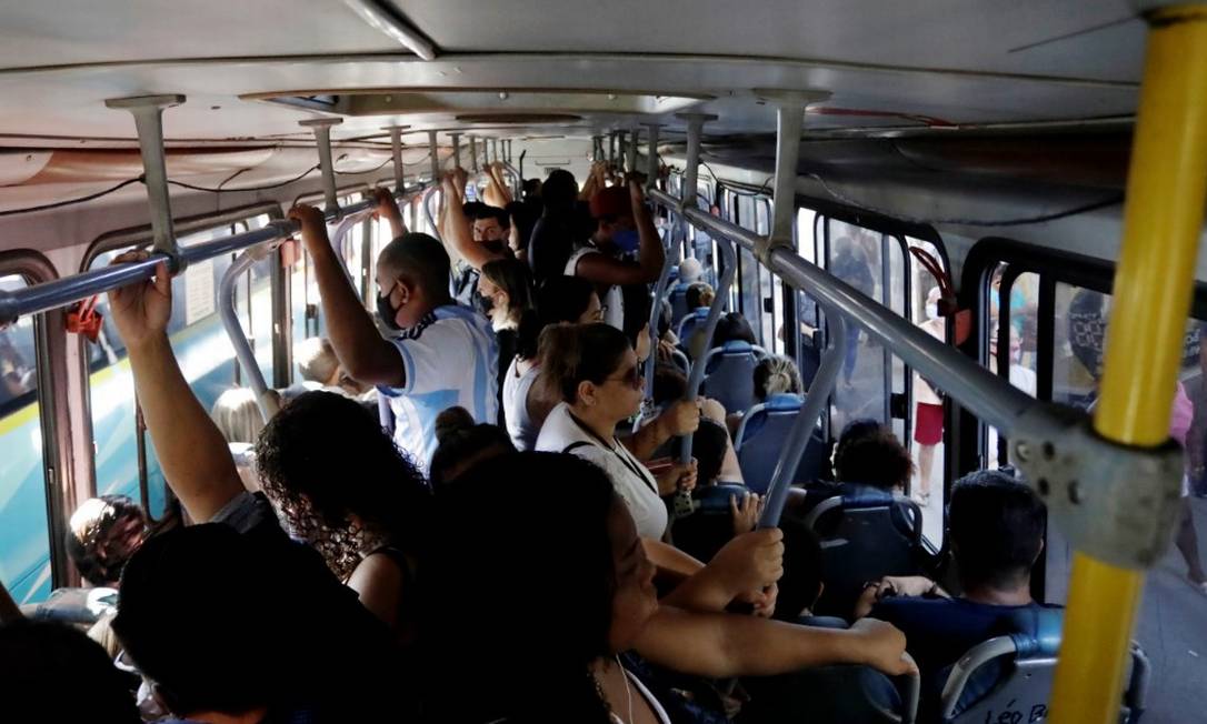 Em ônibus da linha 498 (Penha Circular x Largo do Machado), muitos passageiros viajam sem máscara Foto: Gabriel de Paiva / Agência O Globo