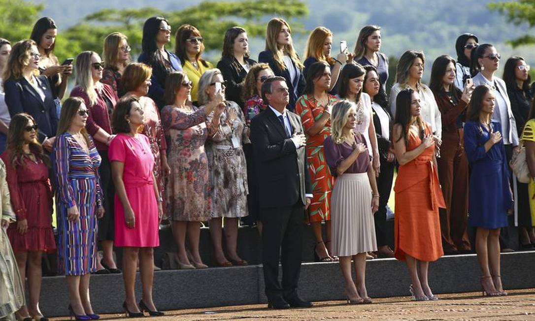 Bolsonaro participa do hasteamento da bandeira no Palácio da Alvorada, com a primeira-dama, Michelle Bolsonaro, e esposas de ministros e embaixadores Foto: Agência Brasil