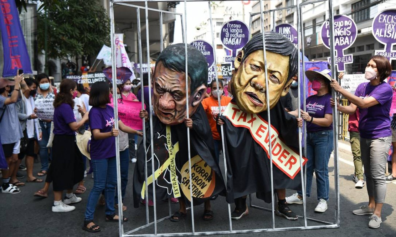 Mulheres ativistas protestam protestam representando o presidente Rodrigo Duterte (E) e Bongbong Marcos (D), filho do falecido ditador Ferdinand Marcos, e atualmente aspirante presidencial para as eleições de 9 de maio, pelo Dia Internacional da Mulher, em Manila, Filipinas Foto: TED ALJIBE / AFP