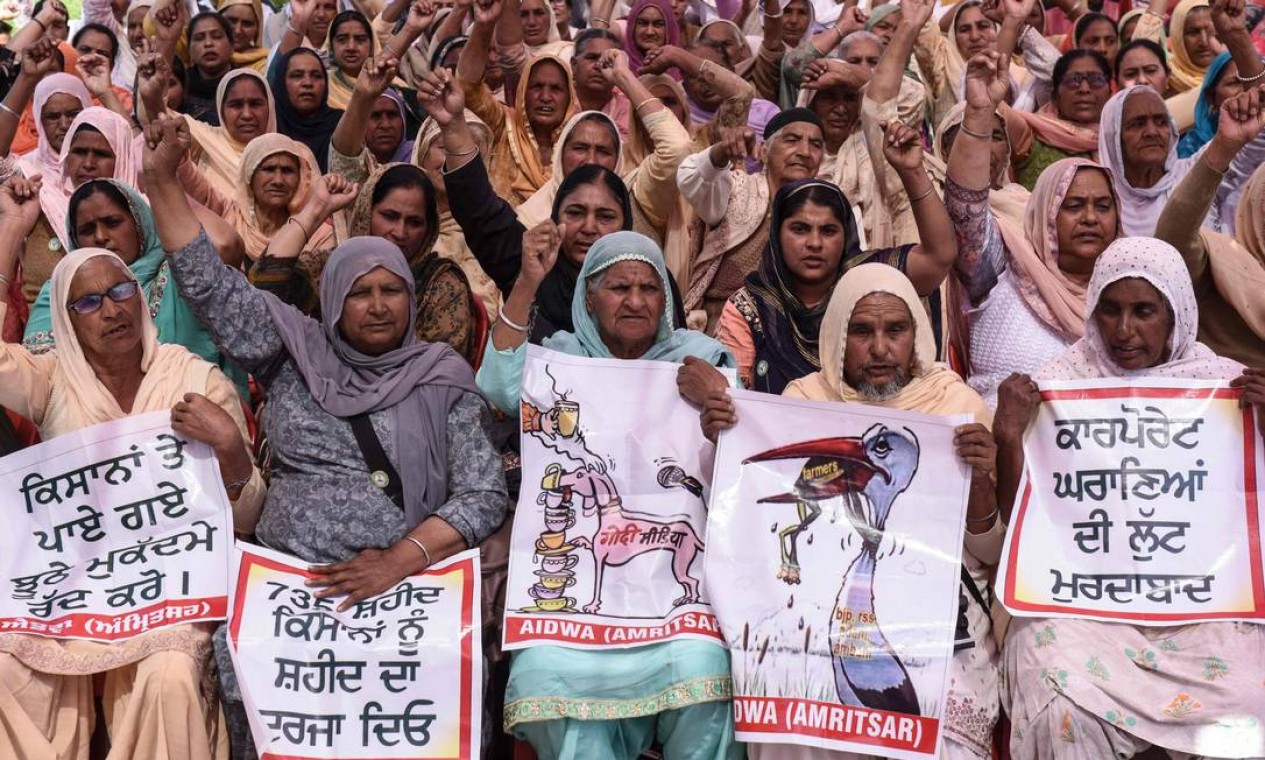 Mulheres protestam por direitos e resolução de problemas dos agricultores, em Amritsar, Índia. O país recentemente votou uma reforma que favorece o agronegócio em detrimento dos agricultores familiares Foto: NARINDER NANU / AFP