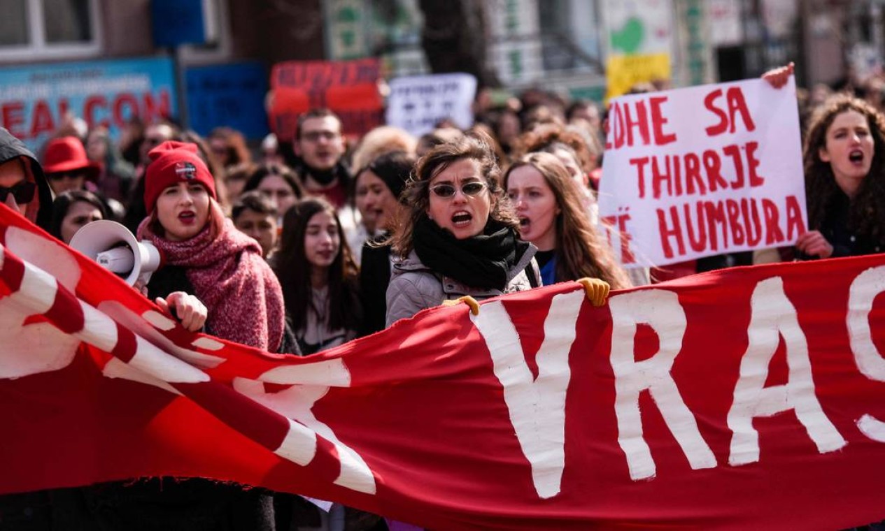 Mulheres gritam slogans durante uma manifestação pela igualdade de gênero e contra a violência contra as mulheres para marcar o Dia Internacional da Mulher em Pristina, em 8 de março de 2022. (Foto de Armend NIMANI / AFP) Foto: ARMEND NIMANI / AFP