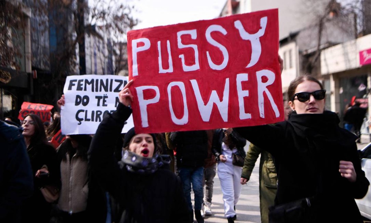 Mulheres gritam slogans e assumem o poder durante manifestação pela igualdade de gênero e contra a violência contra as mulheres para marcar o Dia Internacional da Mulher em Pristina, Kosovo Foto: ARMEND NIMANI / AFP