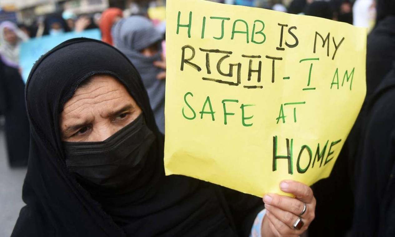Mulher muçulmana xiita protesta por direitos pelo Dia Internacional da Mulher em Karachi, Paquistão Foto: RIZWAN TABASSUM / AFP