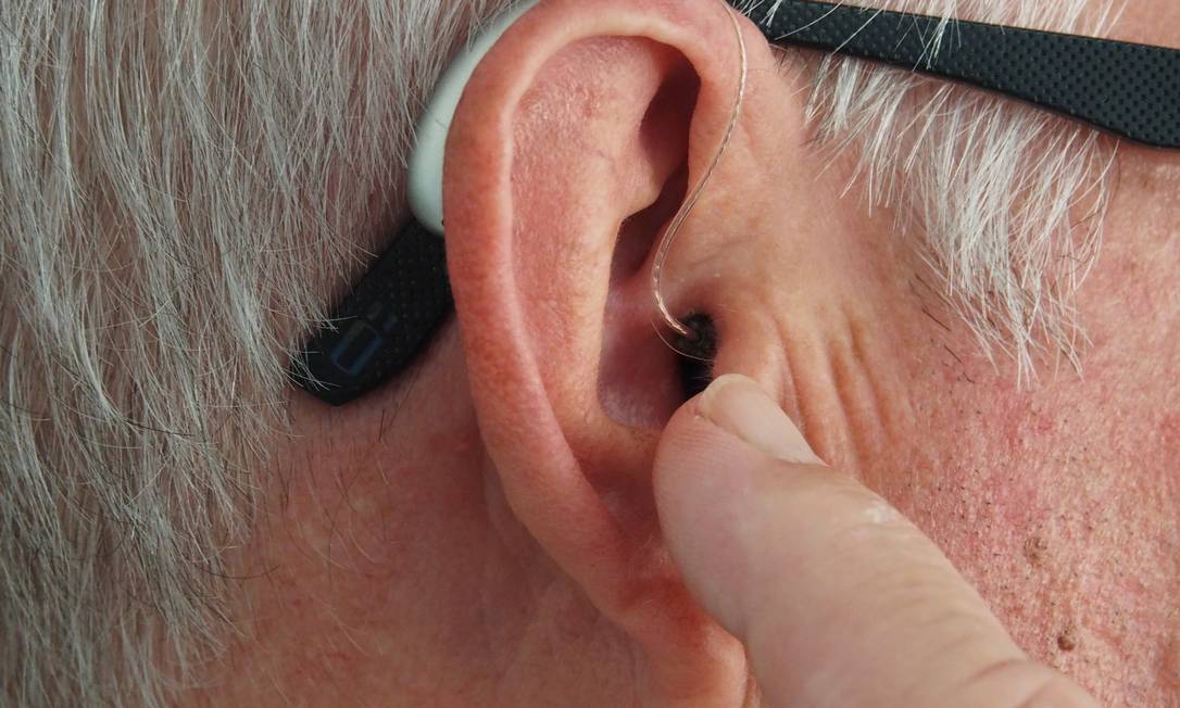 Perda auditiva foi identificada pela primeira vez como um dos sintomas precoces associados à doença de Parkinson. Foto: Mark Paton / Unsplash