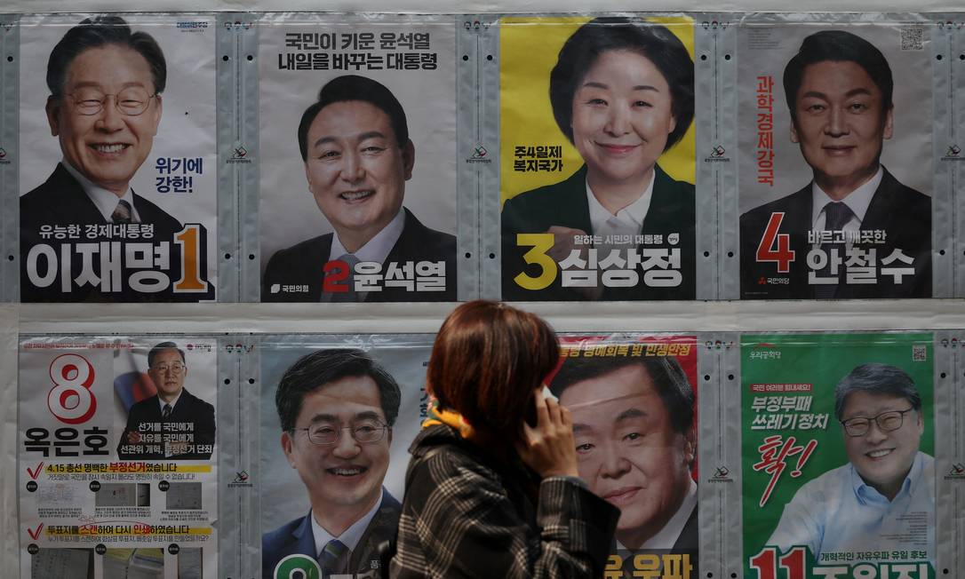 Cartazes em uma parede de Seul mostram alguns dos candidatos à Presidência da Coreia do Sul: Lee Jae-myung, com o número 1, e Yoon Seok-Yeol, com o número 2, são os favoritos Foto: KIM HONG-JI / REUTERS