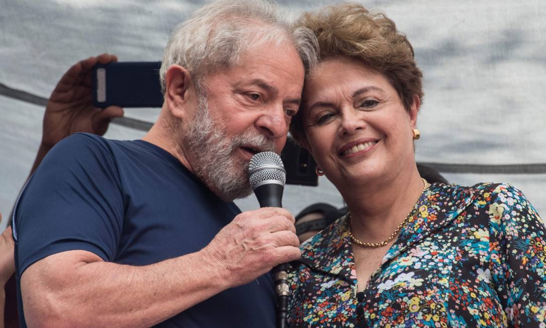 Os ex-presidentes Lula e Dilma, durante ato do PT Foto: NELSON ALMEIDA / AFP (7-4-18)