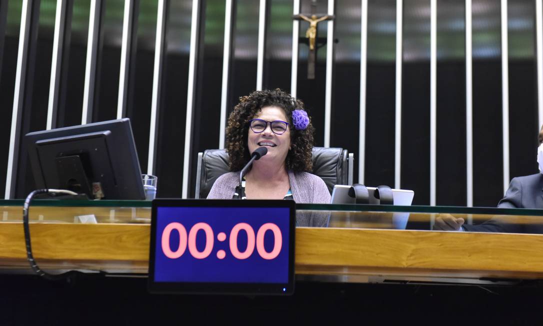 Deputada Perpétua de Almeida (PCdoB-AC) preside sessão da Câmara que tratou de projetos sugeridos pela bancada feminina Foto: Zeca Ribeiro / Câmara dos Deputados