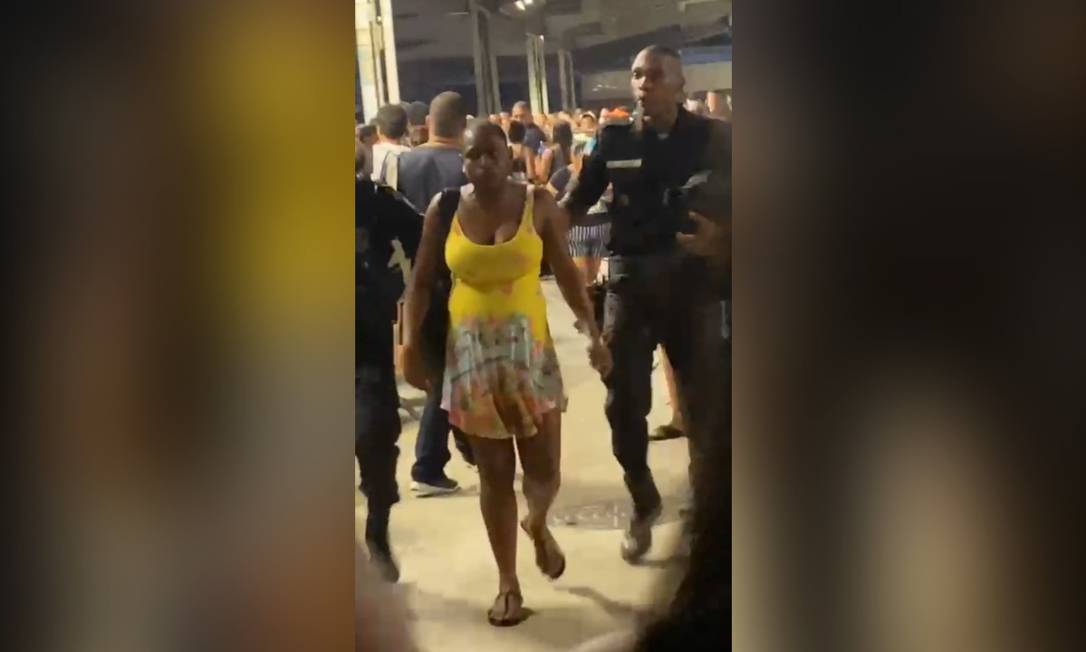 Mulher grávida foi detida por policiais militares no Terminal Alvorada do BRT Foto: Reprodução