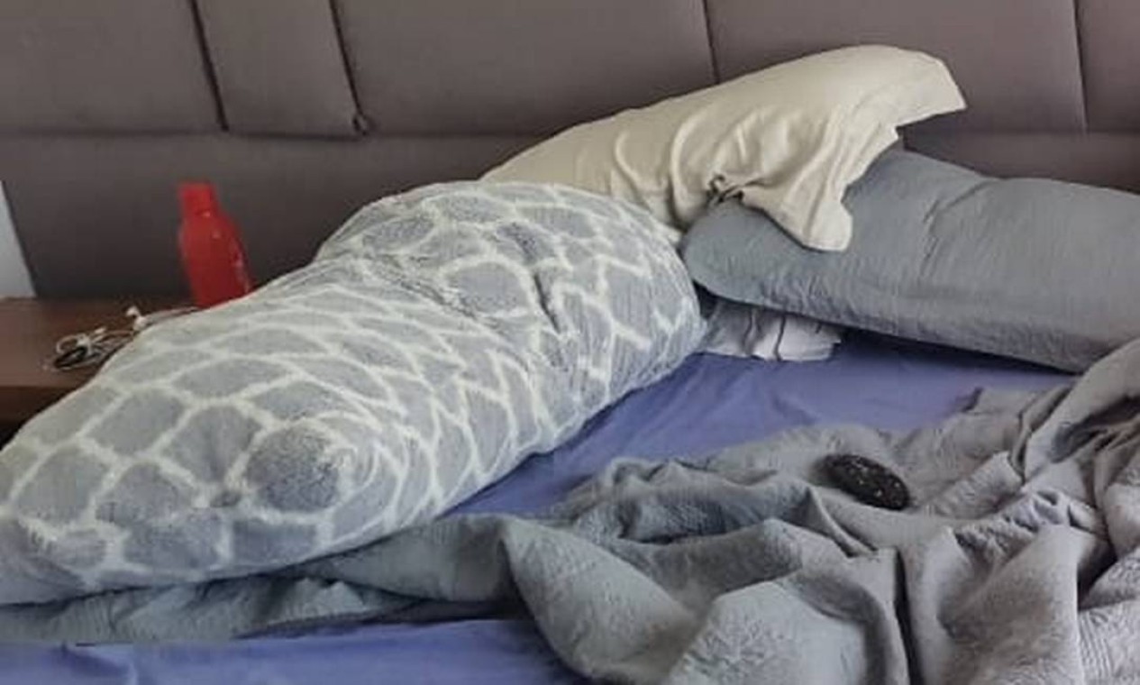 Travesseiros dispostos na cama no lado onde a major Fabiana dormia Foto: Reprodução