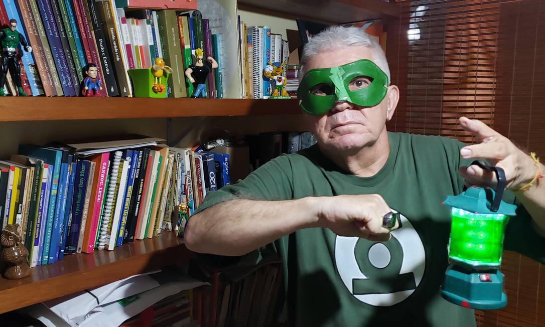 Lotufo, que dá aulas há 33 anos, faz sucesso na internet vestido de Lanterna Verde Foto: Acervo pessoal