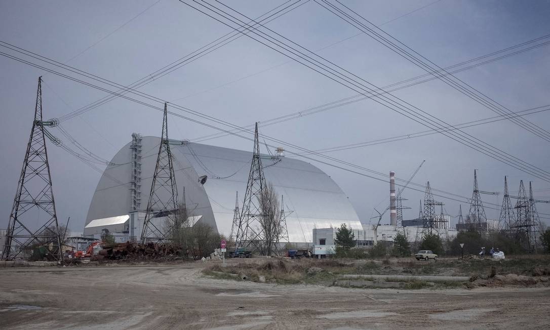 Uma visão geral mostra uma estrutura que cobre o quarto reator danificado da usina nuclear de Chernobyl, na Ucrânia, em 2017 Foto: Gleb Garanich / REUTERS