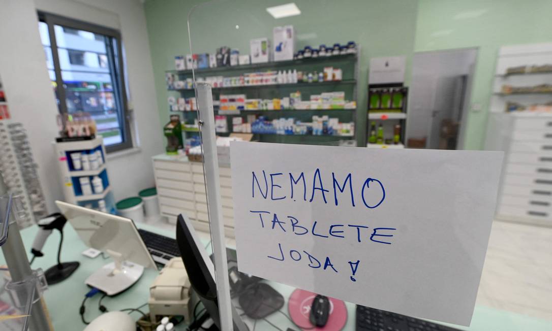 'Não temos pílulas de iodo', mostra cartaz afixado em farmácia de Zagreb, Croácia Foto: DENIS LOVROVIC / AFP/03-02-2022