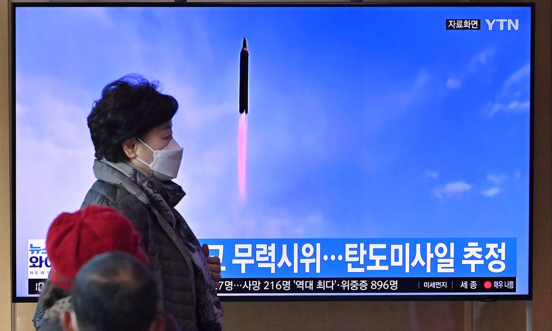 Televisão exibe lançamento de foguete norte-coreano: planos para satélite de monitoramento em tempo real Foto: JUNG YEON-JE / AFP/05-03-2022