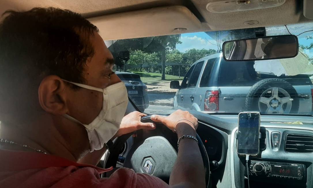 O motorista de aplicativo Marcio França acredita que pandemia não passou e segue utilizando máscara e rodando sem uso do ar-condicionado Foto: Flávio Trindade / Agência O Globo