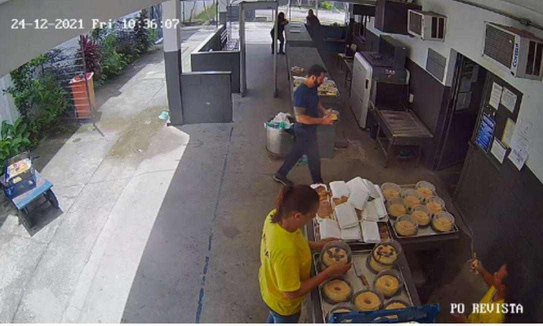 Imagens mostram alimentos proibidos chegando à Cadeia Pública Pedrolino Werling de Oliveira, em Bangu Foto: Reprodução
