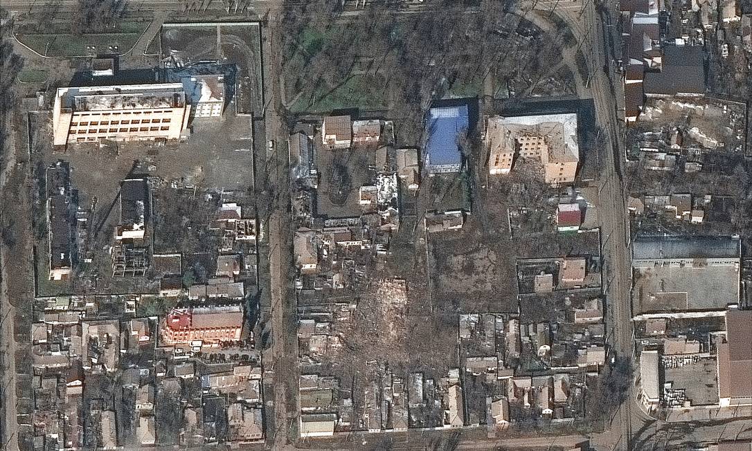 Imagem de satélite mostra área residencial destruída por bombardeios em Mariupol, na Ucrânia Foto: MAXAR TECHNOLOGIES / via REUTERS