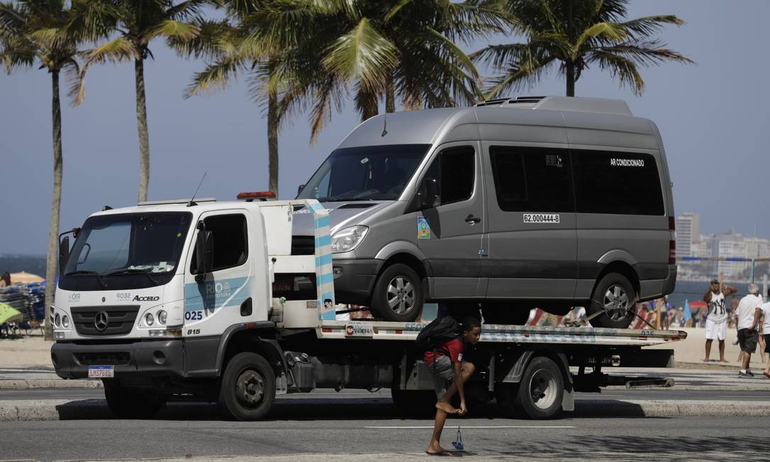 Veículo é rebocado na Praia do Leme: serviço foi suspenso na última semana Foto: Gabriel de Paiva em 04-09-2021 / Agência O Globo