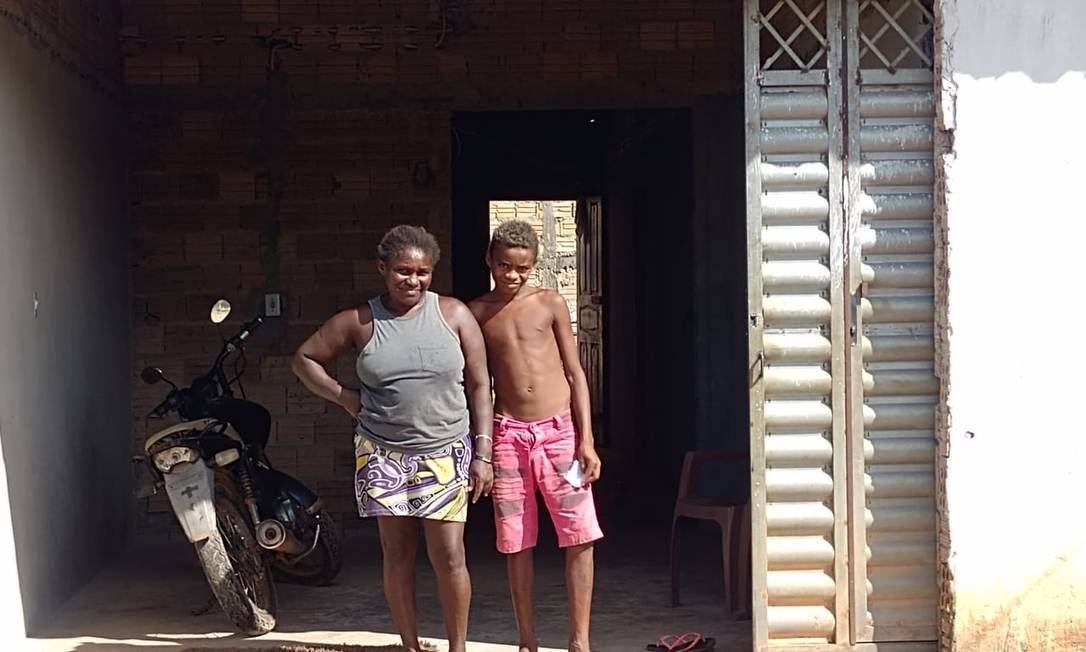 Menino que viralizou após encontrar árvore de Natal em lixão no Maranhão realiza o sonho de comprar uma casa: alegria não cabe no peito