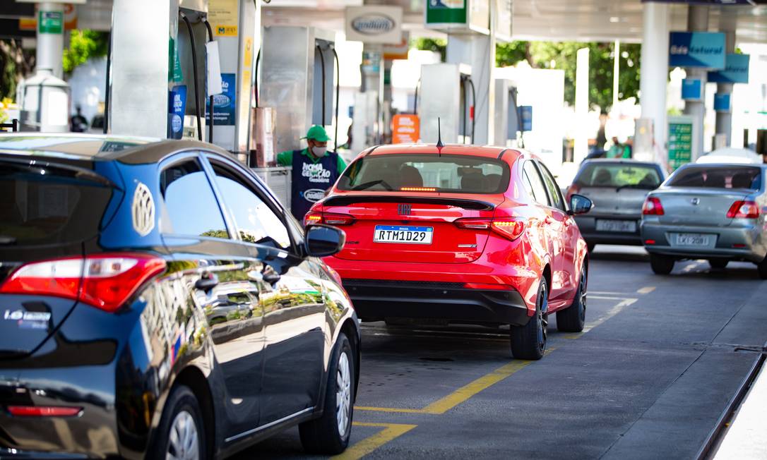 Aumento de combustíveis leva a corrida aos postos nesta quinta-feira Foto: Roberto Moreyra / Agência O Globo