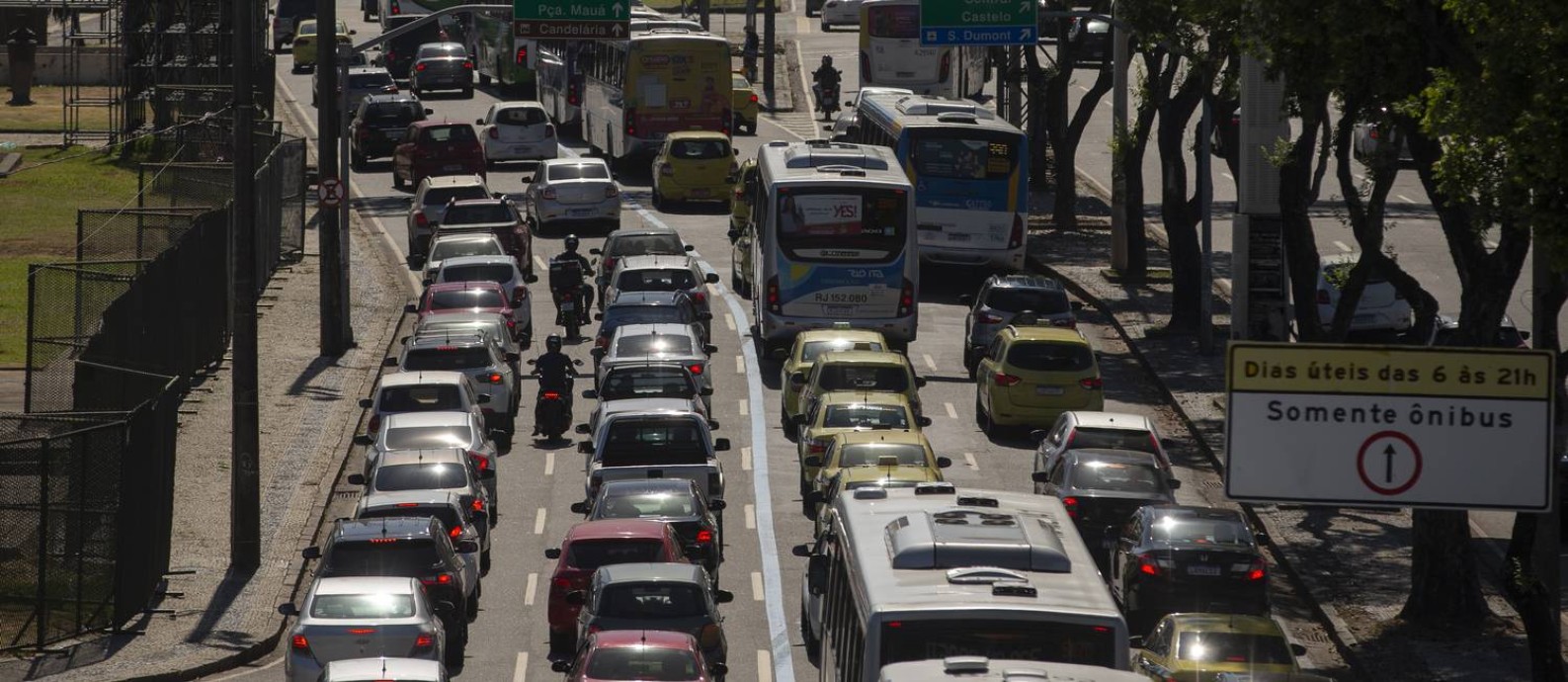 Trânsito na cidade do Rio volta aos índices pré-pandemia. Na foto, engarrafamento na Avenida Presidente Vargas, no Centro Foto: Marcia Foletto / Agência O Globo