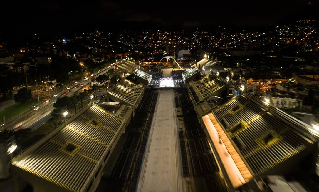 Público vai se reencontrar com o Sambódromo neste fim de semana Foto: Brenno Carvalho / Agência O Globo