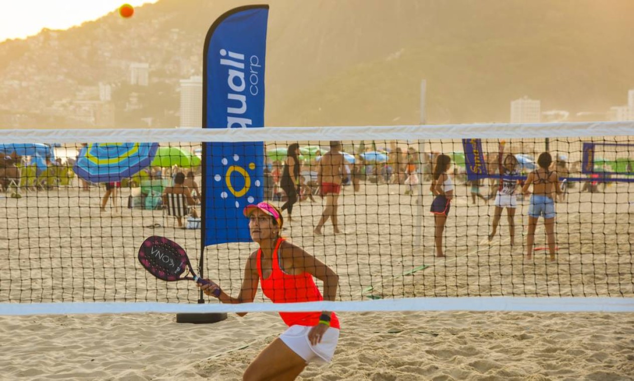 Aulas de beach tênis foram um grande sucesso no primeiro fim de semana. Por isso, procura pela atividade esportiva deve ser grande Foto: Alex Ferro / Agência O Globo