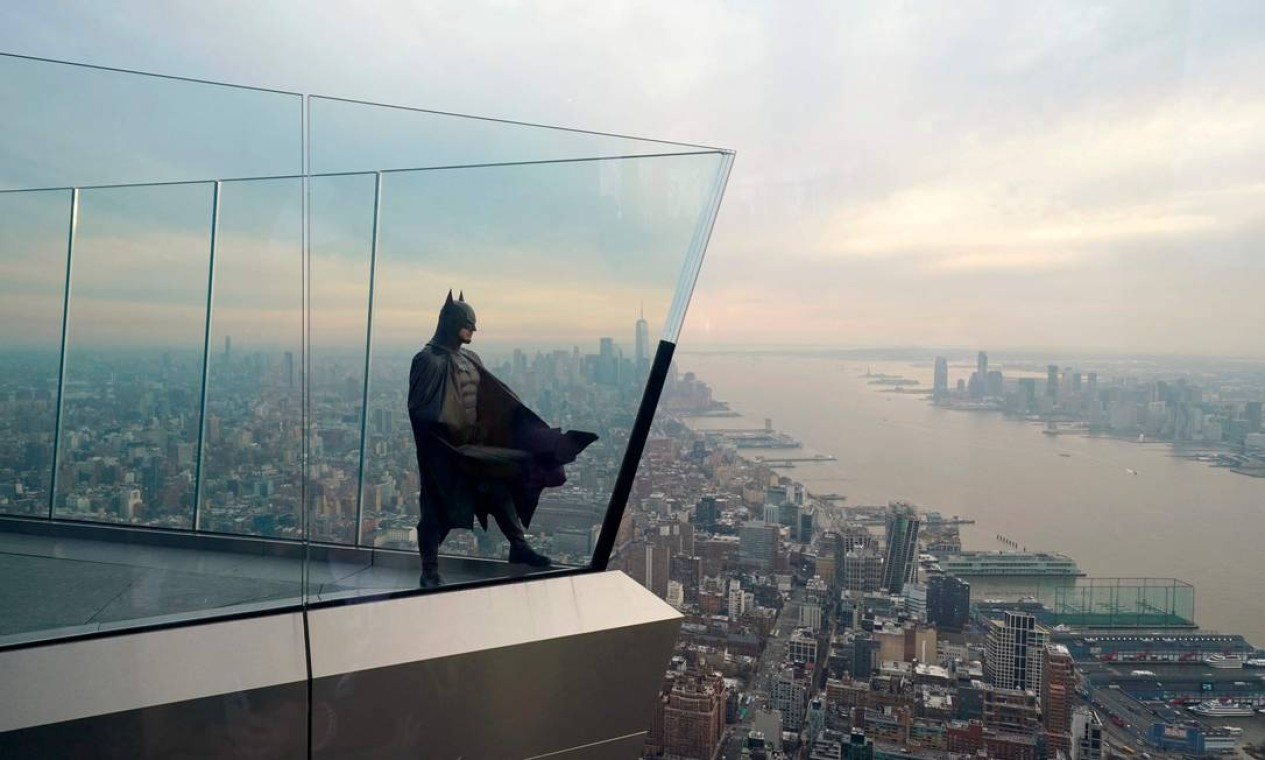 O cosplayer Dom Charland, vestido de Batman, posa para seu fotógrafo no Edge, o deck ao ar livre mais alto do Hemisfério Ocidental, localizado no Hudson Yards, em Nova York, EUA Foto: TIMOTHY A. CLARY / AFP