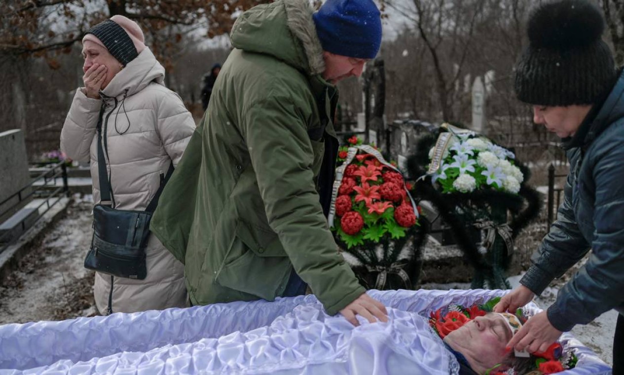 Enlutados prestam suas últimas homenagens a homem morto em bombardeio em um cemitério em Mykolaiv, uma cidade às margens do Mar Negro que está sob ataque russo Foto: BULENT KILIC / AFP