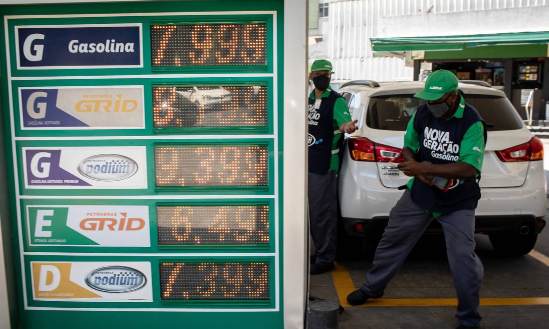 Em um posto do Humaitá, a gasolina foi de R$7,49 para R$7,99, de quinta para sexta Foto: Brenno Carvalho