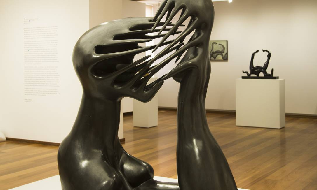 'O impossível': érie com figuras em dupla, da década de 1940, é uma das mais conhecidas da escultora
Foto: Guito Moreto / Agência O Globo