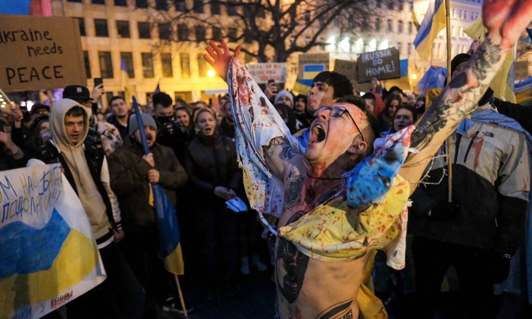 Protesto contra invasão russa em Poznan, na Polônia: intelectuais defendem que solidaridade não é “coisa de brancos”, mas pautada por história comum Foto: PIOTR SKORNICKI/AGENCJA WYBORCZA / Agencja Wyborcza.pl via REUTERS