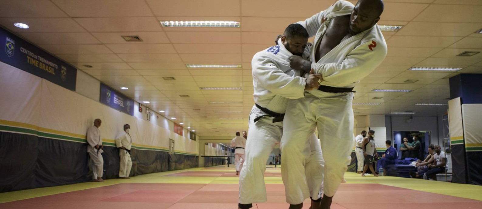 Teddy Riner treina com judocas do Brasil no CT do Comitê Olímpico do Brasil Foto: Alexandre Cassiano