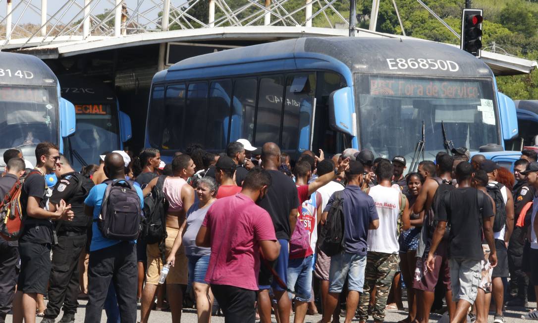 Na estação Magarça, passageiros protestaram contra a precariedade do BRT e fecharam pista sentido Barra Foto: Fabiano Rocha / Agência O Globo